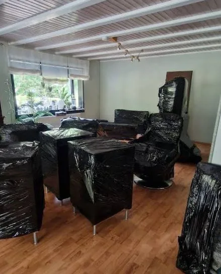Umzugsgegenstände sorgfältig in schwarzer Folie verpackt