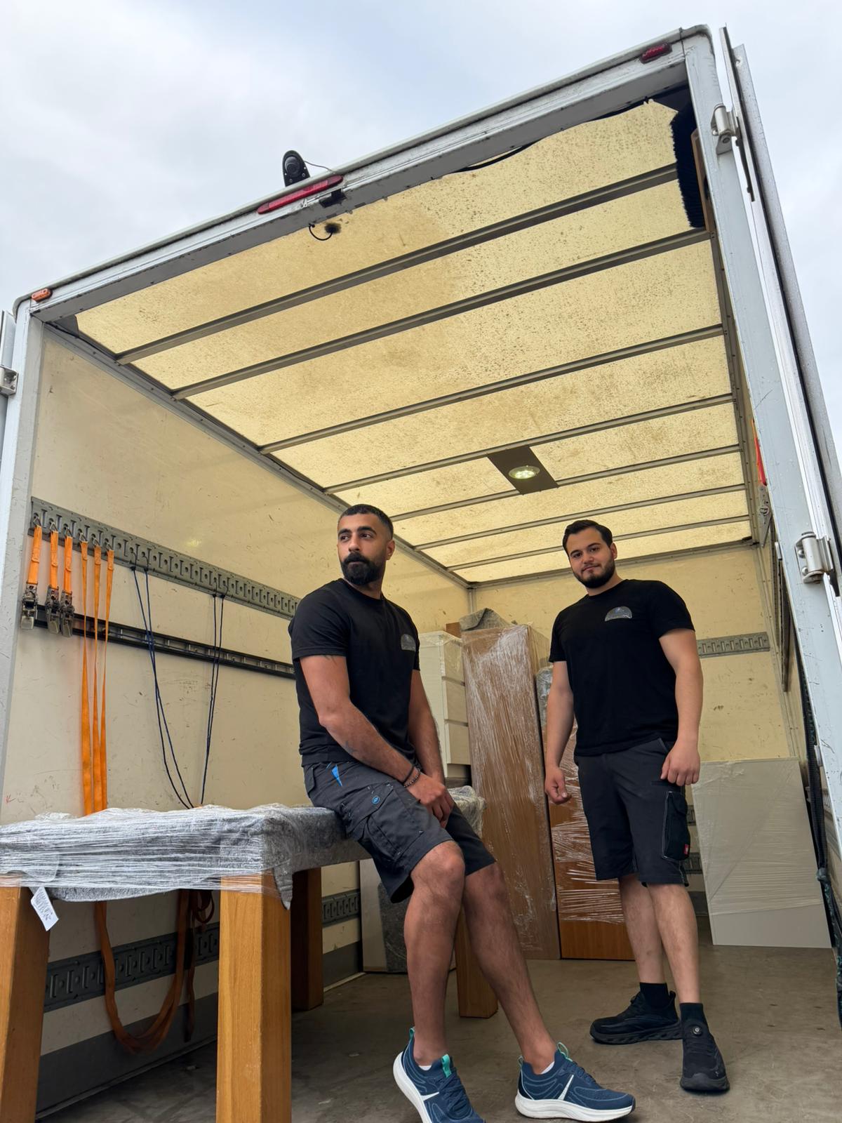 Umzugsteam von Blitz Umzüge & Reinigung vor dem beladenen LKW